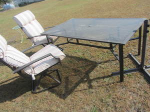 lot 253 image: Patio Table & Chairs
