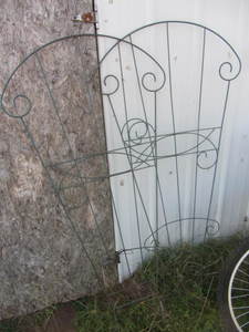 lot 256 image: Trellis
