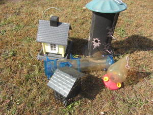 lot 263 image: Bird Feeders