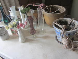 Flower pots with hangers (4), vases...