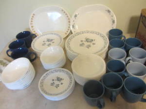 Corelle Blue with heart - 21 dinne...