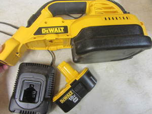 DeWalt 18V cordless vacuum, battery...