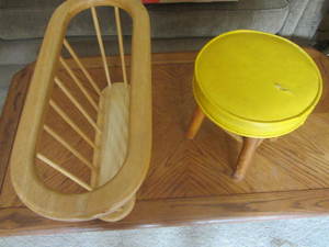 Spindle magazine stand, yellow stoo...
