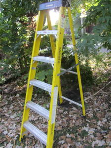 Husky 6ft fiberglass ladder, Type 1...