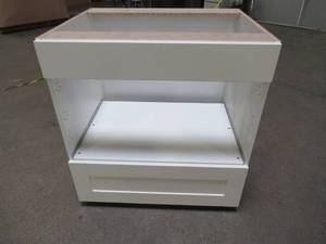 lot 345 image: J Collection Shaker Base Cabinet, With Bottom Drawer in White, BMW30 - Missing Doors and Adjustable Shelf.