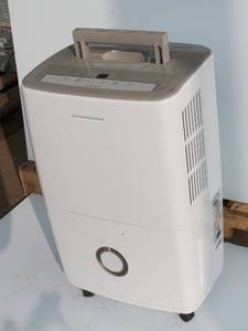 lot 13 image: Dehumidifier Frigidaire 70 Pint