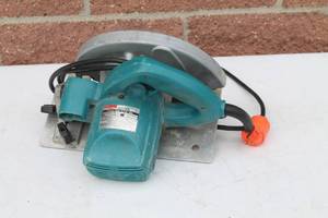 lot 34 image: Circular Saw Makita