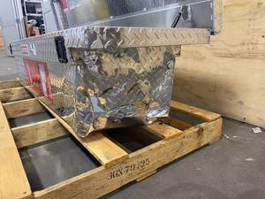 lot 26 image: CRAFTSMAN 71.36-in x 19.57-in x 16.58-in Brite Aluminum Crossover Truck Tool Box