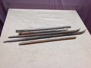 lot 19 image: Pry Bars