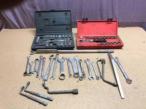 lot 325 image: Wrenches & Sockets