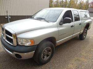 lot 1 image: 2005 Dodge Ram 4 Door 1500 SLT Pickup 4 X 4  Truck with Topper