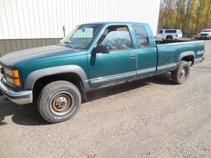lot 2 image: 1996 GMC 2500 Extended Cab 4 x 4 Long box Truck