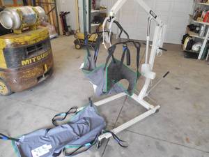 lot 23 image: HOYER IN HOME PATIENT LIFT WITH 2 SLINGS