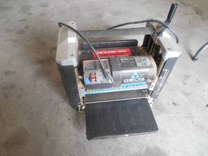 lot 26 image: DELTA 22-560 12-12-Inch Portable Planer