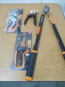 lot 36 image: FISKARS TOOL LOT
