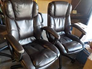 2 Office Chairs- 5 legs and adjusta...