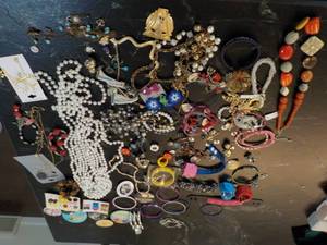 Mixture of Jewelry...