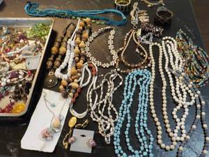 Mixture of Jewelry...
