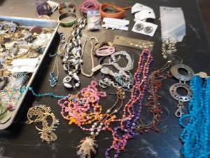 Mixture of Jewelry...