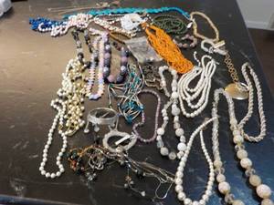 Mixture of Jewelry...