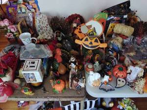 lot 98 image: Lot of Holiday Decor