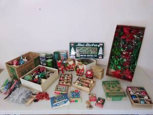 lot 102 image: Lot of Vintage Christmas Decor