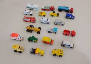 lot 36 image: 20 Micro Machines