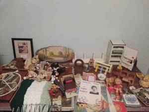 lot 182 image: Contents of Tabletop