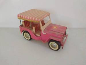 lot 192 image: Vintage Pink Tonka Toys Jeep