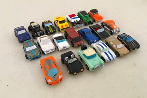 lot 38 image: 20 Micro Machines