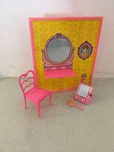 lot 82 image: Vintage 1970 Mattel Barbie Vanity Set with Accessories