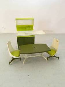 lot 85 image: Vintage Green Barbie-Sized 4 Piece Kitchen Set