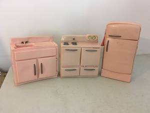 lot 74 image: 3 Piece Vintage Tico Barbie-Size Kitchen Set