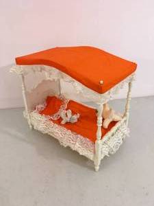 lot 90 image: Vintage Amsco Toys Toy Bed