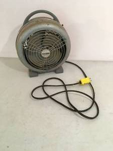 lot 222 image: Vintage Green Kenmore Fan
