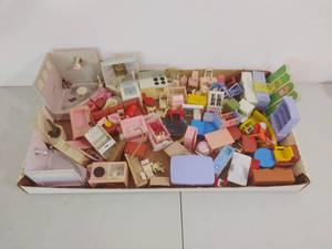 lot 173 image: Box of Vintage Doll Furniture