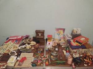 lot 175 image: Contents of Tabletop