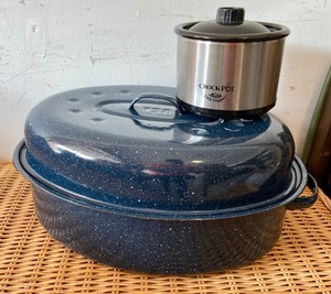 lot 30 image: Mini Crock pot & Blue Enamel Covered Roasting Pan