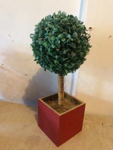 lot 68 image: Decoratative Vases and a Small Light Up Tree