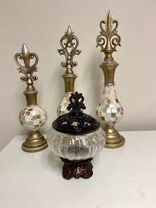 lot 60 image: Four Home Decor Items