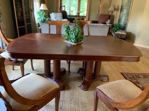 lot 172 image: Fabulous Dining Room Table with 6 Chairs