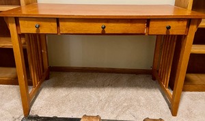 lot 134 image: Wood Desk w 3 Drawersd