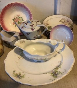 lot 188 image: Floral Dishes Lot