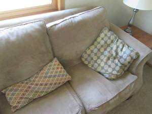 lot 30 image: Couch 85X36X33...