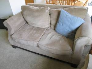 lot 31 image: Couch 63X36X33...