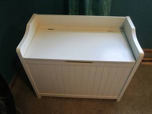 lot 43 image: Kids Toy Chest (White) 27X15X22....