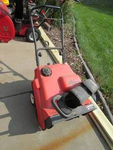 lot 51 image: Ariens #SS322 Snow Thrower