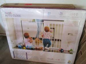lot 95 image: Munkin Auto Close Gate In Box...
