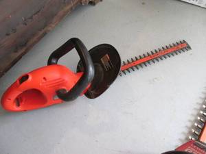 lot 114 image: Black & Decker Electric 18 Trimmer...