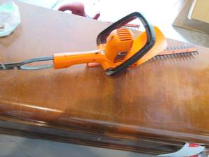 lot 118 image: Black & Decker 13 Single Cut Electric Hedge Trimmer